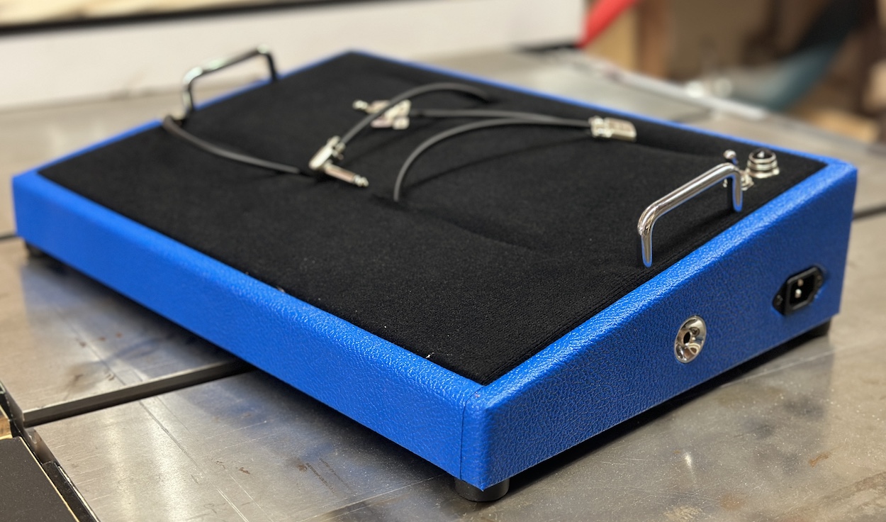 Medium sized pedalboard. Slope elevation. Lacquered finish with blue paint  & velcro. Riffs & Records Pedalboards.